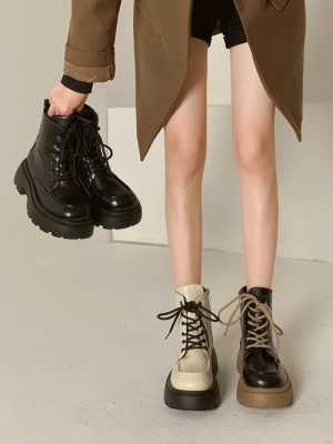 冬天鞋子女鞋短靴（冬天短靴怎么搭配衣服）-第2张图片-精品皮鞋网